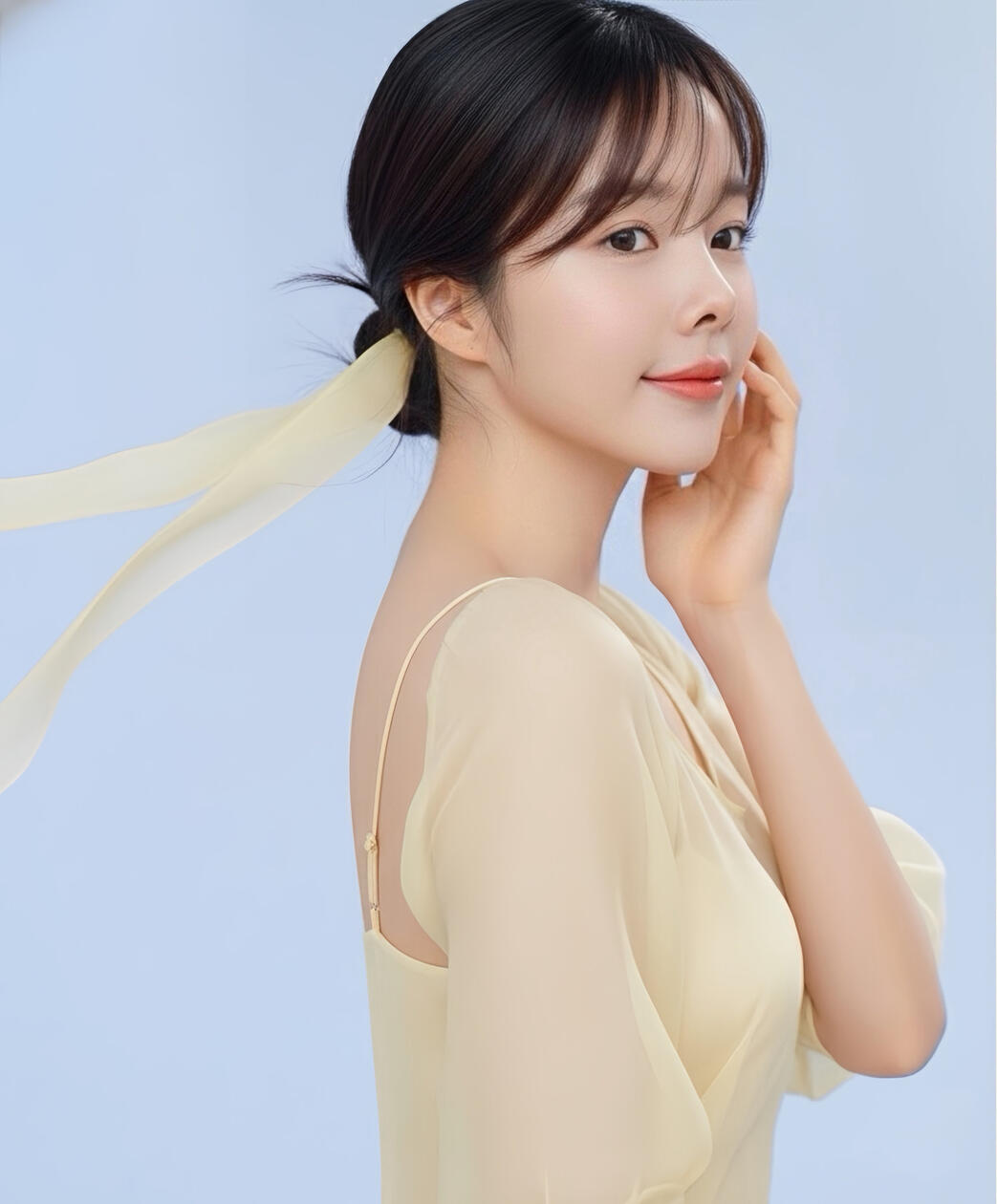 柔和藍色背景下，一名女性側身微笑， 穿著輕柔半透明淡色服裝， 光線柔和均勻，呈現清澈自然的氣質。 Portrait of a woman in soft blue background, wearing a light translucent dress, captured in gentle diffused lighting with a calm and refined mood.